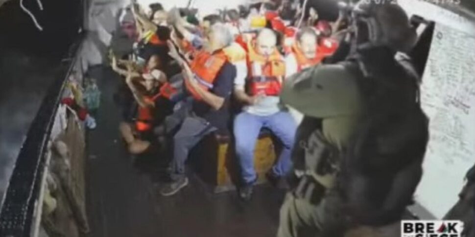 Freedom Flotilla, soldati Idf a bordo al largo della costa di Gaza. Tra gli arrestati anche l Freedom Flotilla, soldati Idf a bordo al largo della costa di Gaza. Tra gli arrestati anche l