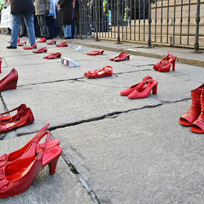Scarpe rosse esposte davanti al comune di Torino per ricordare le donne aggredite, Torino, 25 Novembre 2024 ANSA/ALESSANDRO DI MARCO