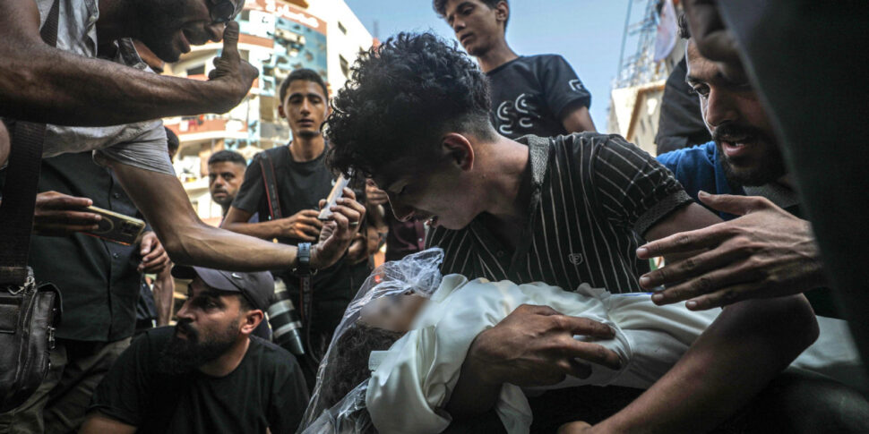 Gaza: 100.000 bimbi rischiano di morire di fame a breve. Piano Gb Francia Germania per il lancio di aiuti nella Striscia