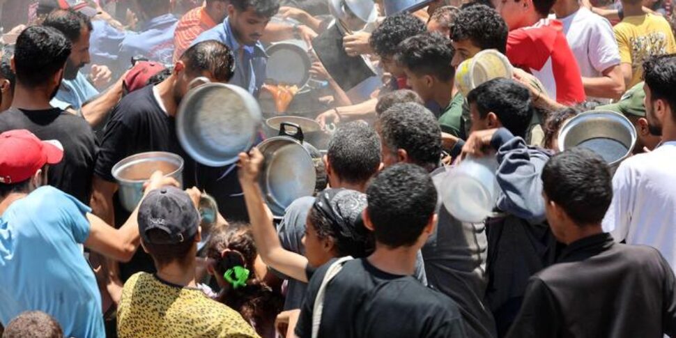 I tank israeliani nella Striscia di Gaza centrale, è la prima volta. Strage per il cibo: 51 morti