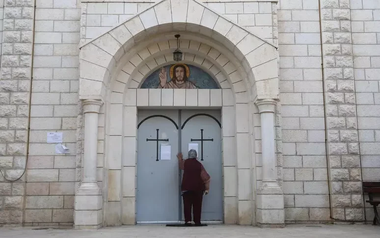 Raid sulla chiesa cattolica di Gaza: due morti e sei feriti gravi. Meloni: "Inaccettabili i raid israeliani contro la popolazione civile" Raid sulla chiesa cattolica di Gaza: due morti e sei feriti gravi. Meloni: "Inaccettabili i raid israeliani contro la popolazione civile"
