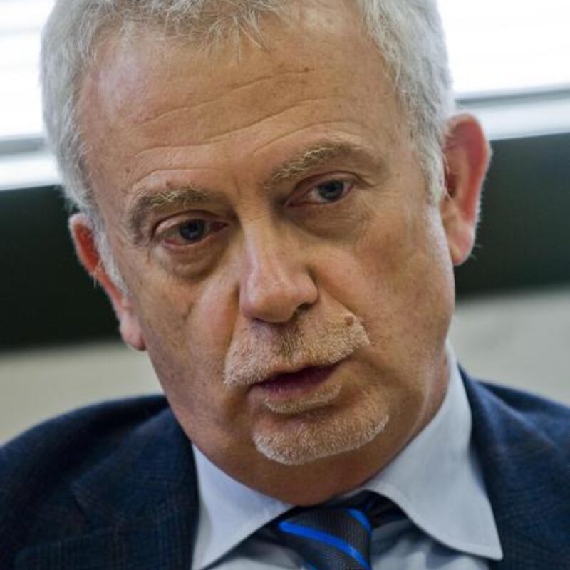 Il procuratore aggiunto Giuseppe Borrelli durante la conferenza stampa nella Procura di Napoli sull'operazione che ha portato all'arresto di numerose persone legate al clan dei casalesi per presunti appalti truccati indetti dall' Azienda Sanitaria Sant'Anna e San Sebastiano di Caserta, 21 gennaio 2015.ANSA / CIRO FUSCO