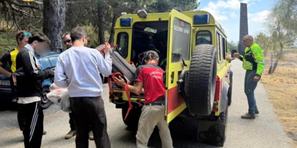 Dispersi sull’Etna, salvati due escursionisti: avevano passato la notte vicino a una colata lavica Dispersi sull’Etna, salvati due escursionisti: avevano passato la notte vicino a una colata lavica