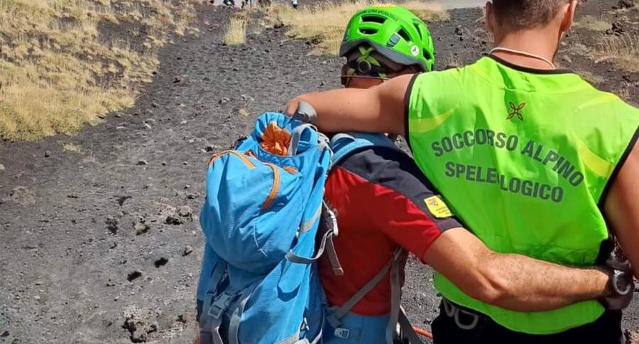 etna salvati due escursionisti in difficolt224 nei crateri del 2001 provvidenziale l intervento del soccorso alpino