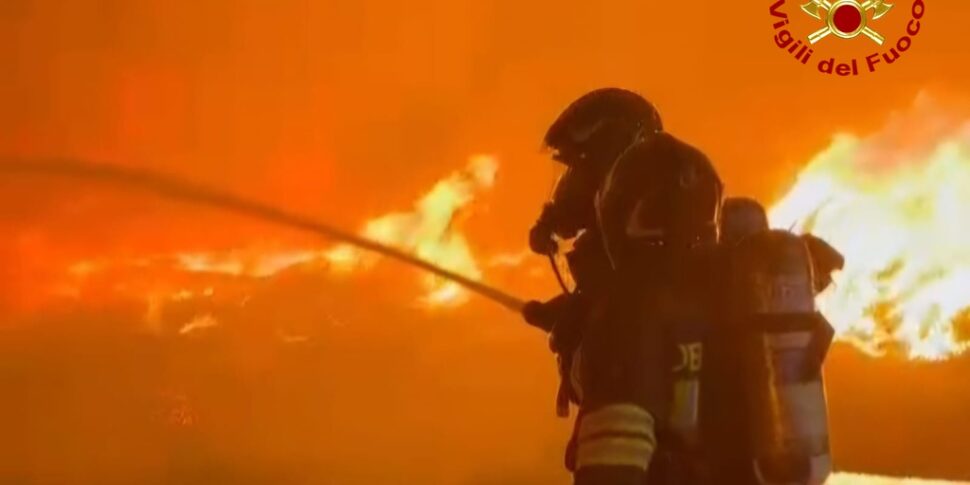 Decine di incendi in Sicilia, temperature fino a 45.7 gradi in provincia di Catania Decine di incendi in Sicilia, temperature fino a 45.7 gradi in provincia di Catania