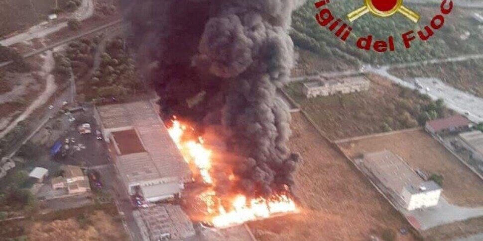 Il sindaco di Augusta: strani due incendi in poco tempo. La nube nera ha coperto anche la vicina Priolo Il sindaco di Augusta: strani due incendi in poco tempo. La nube nera ha coperto anche la vicina Priolo