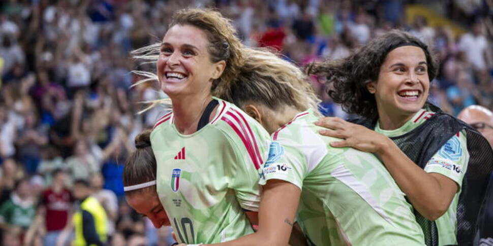 https://assets.gazzettadelsud.it/2025/07/italia-donne-calcio-970x485-1752725226.jpg