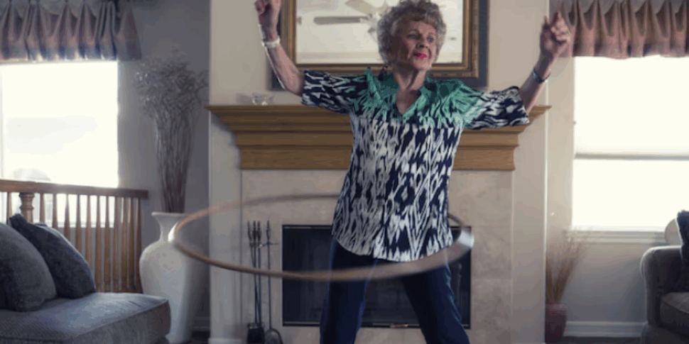 https://assets.gazzettadelsud.it/2025/07/joan-anderson-hula-hoop-970x485.png