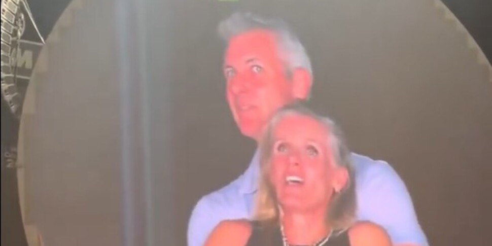 Gli amanti beccati dalla kiss cam al concerto dei Coldplay a Boston e la privacy "impossibile" VIDEO Gli amanti beccati dalla kiss cam al concerto dei Coldplay a Boston e la privacy "impossibile" VIDEO