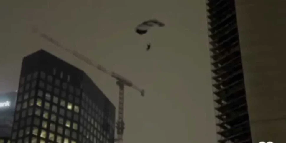 Lancio col paracadute da un grattacielo di Milano, il video sui social scatena indignazione e polemiche Lancio col paracadute da un grattacielo di Milano, il video sui social scatena indignazione e polemiche