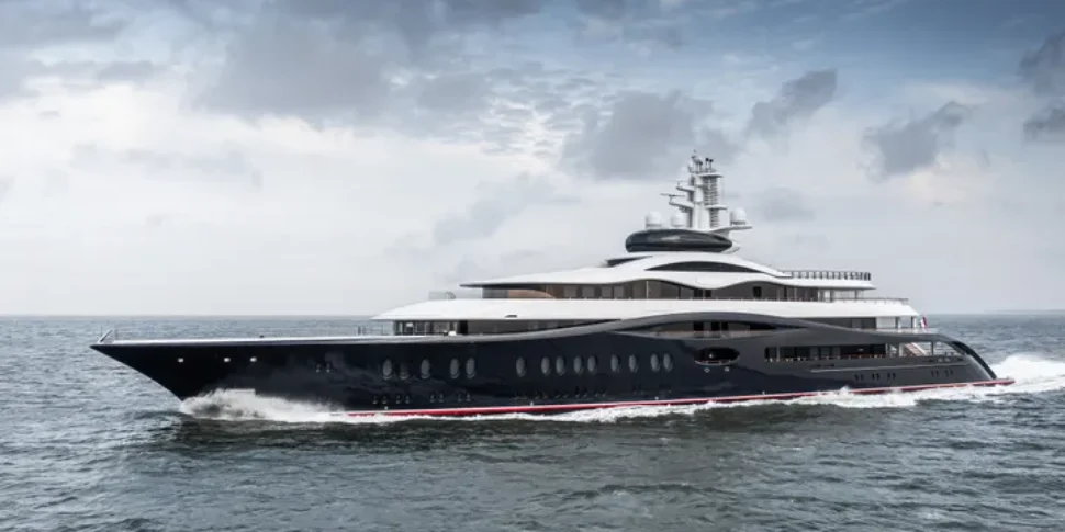 Tra Procida e Ischia spunta il giga yacht di Mark Zuckerberg Tra Procida e Ischia spunta il giga yacht di Mark Zuckerberg