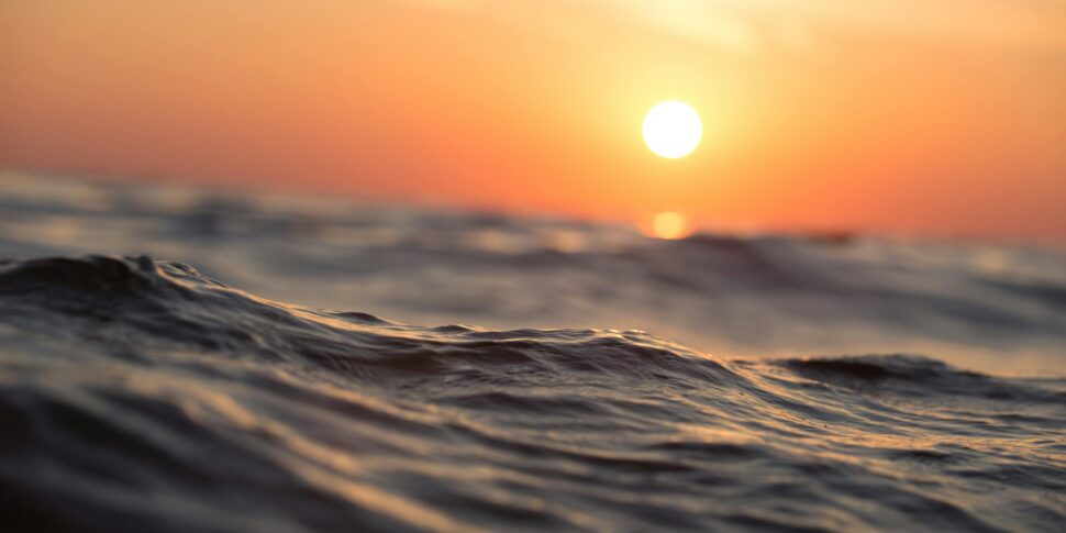 https://assets.gazzettadelsud.it/2025/07/mare-caldo-sole-970x485.jpg