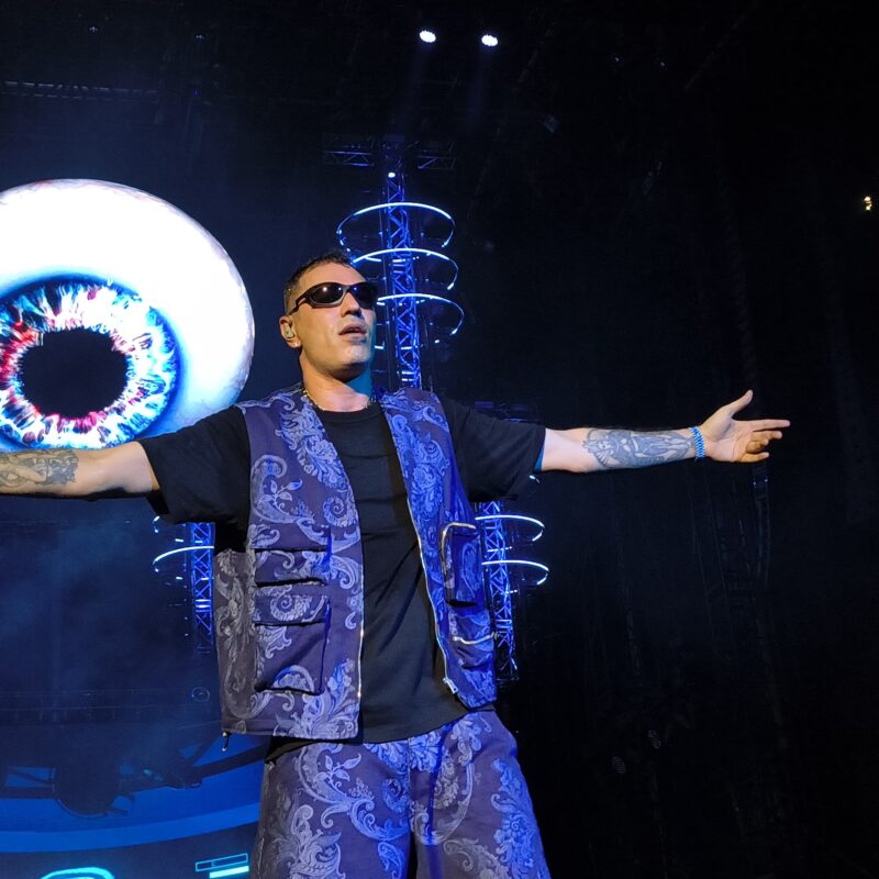 Il fuoco di Marracash nell'ultima tappa in Sicilia. "Sono a casa qui". Spunta Madame e Messina sembra... "Un Monet" FOTO | VIDEO