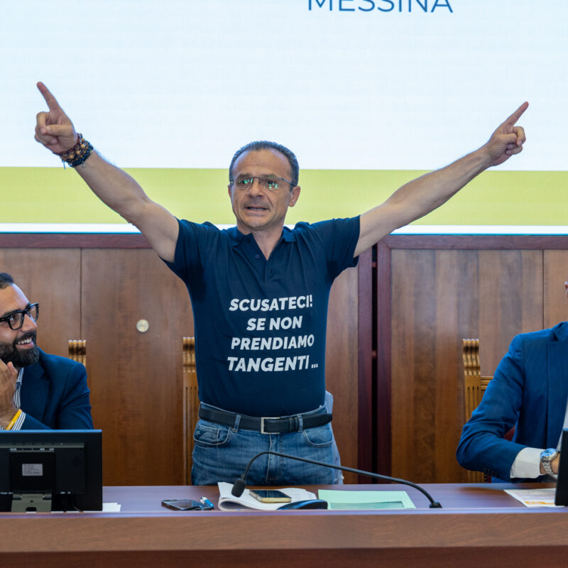 Messina, la conferenza-show di De Luca: «C’è una strategia contro di noi»