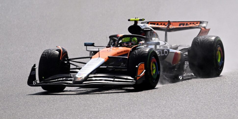Formula 1, dominio McLaren a Silverstone: vince Norris davanti a Piastri. Quarta la Ferrari di Lewis Hamilton Formula 1, dominio McLaren a Silverstone: vince Norris davanti a Piastri. Quarta la Ferrari di Lewis Hamilton