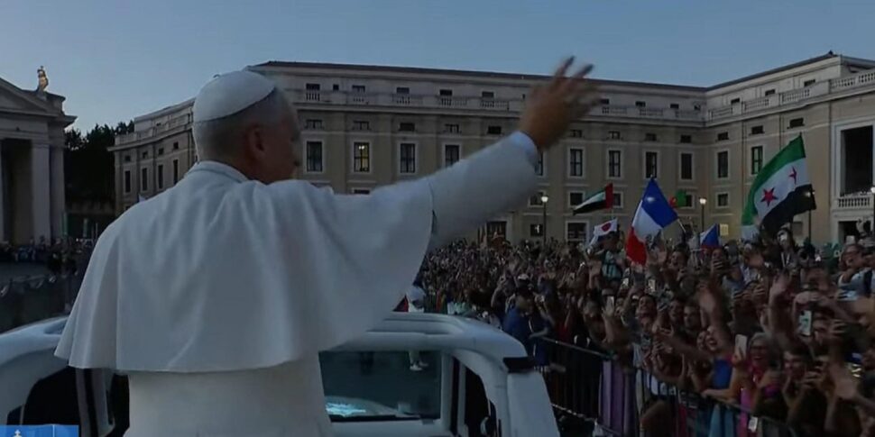 Giubileo dei giovani: Leone XIV scende in piazza con la Papamobile Giubileo dei giovani: Leone XIV scende in piazza con la Papamobile