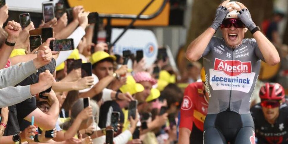 Tour de France, Jasper Philipsen vince la prima tappa ed è la prima maglia gialla Tour de France, Jasper Philipsen vince la prima tappa ed è la prima maglia gialla