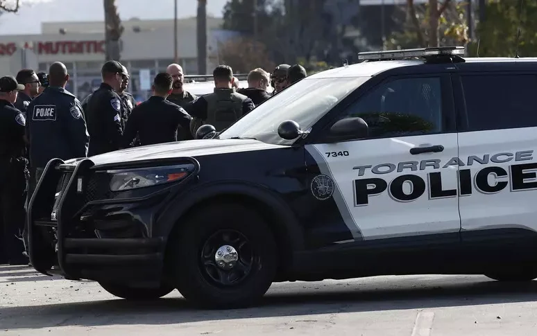 Veicolo contro la folla a Los Angeles, più di 20 i feriti: 5 sono gravi Veicolo contro la folla a Los Angeles, più di 20 i feriti: 5 sono gravi
