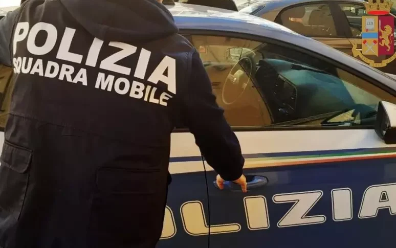 Spari fuori da una discoteca a Roma, ferito un buttafuori. Il responsabile è fuggito in auto Spari fuori da una discoteca a Roma, ferito un buttafuori. Il responsabile è fuggito in auto