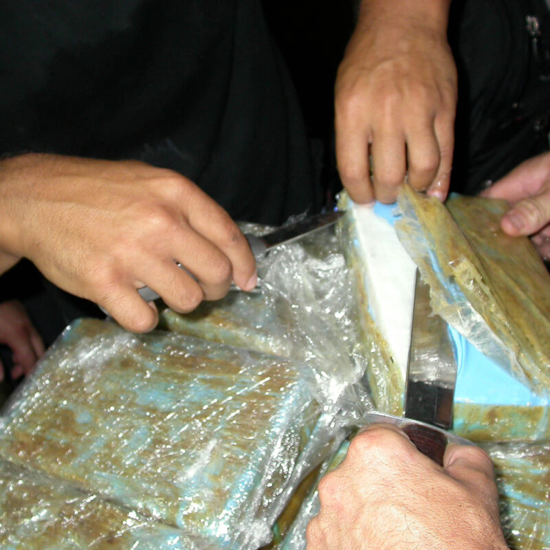 20060805 - RAVENNA-CRO: DROGA: CONTAINER CON UN QUINTALE DI COCAINA, DIECI ARRESTI. Dieci persone sono state arrestate dalla Guardia di Finanza di Varese per traffico internazionale di cocaina: facevano parte di una organizzazione italo - dominicana che importava droga in Italia tramite container in arrivo al porto di Livorno. Investigatori di Varese, Roma, Ravenna, Pordenone e Rimini hanno intercettato nello scalo toscano un container con oltre un quintale di coca destinata al mercato del nord Italia. In carcere, nell'operazione coordinata dalla Dda di Bologna, sonofiniti 9 narcotrafficanti dominicani e una donna italiana ritenuta la basista. GDF BENVENUTI - ANSA-CD