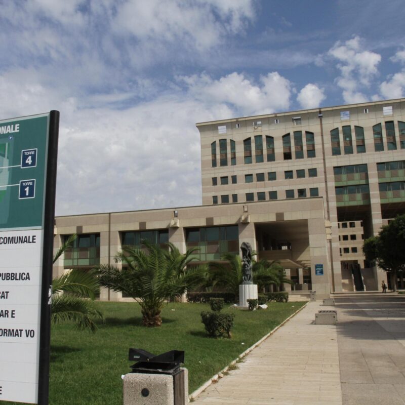 Il palazzo "Cedir", sede degli uffici della Procura e del Comune di Reggio Calabria, 6 ottobre 2010. A Reggio Calabria arriverà l'esercito per la vigilanza dei palazzi della Procura della Repubblica e della Procura generale: ha annunciato ilprefetto Luigi Varratta al termine della riunione del Comitato provinciale per l'ordine e la sicurezza pubblica, alla quale hanno partecipato anche il procuratore Giuseppe Pignatone e il procuratore generale Salvatore Di Landro. ANSA / FRANCO CUFARI
