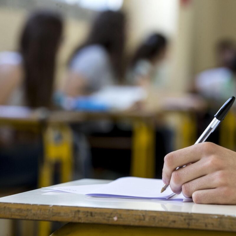 Alla Maturità 2018 si potrà essere ammessi se si ha almeno la media del 6, condotta inclusa. Dunque non sarà più richiesta la sufficienza in tutte le discipline come avviene ora. Lo prevede lo schema del decreto sugli esami di stato arrivato sul tavolo dei parlamentari. Il provvedimento indica, tra gli altri requisiti per l'ammissione all'esame, la partecipazione alle prove Invalsi, lo svolgimento dell'alternanza scuola lavoro e, come nella normativa vigente, la frequenza per almeno tre quarti del monte ore annuale. ANSA/MASSIMO PERCOSSI