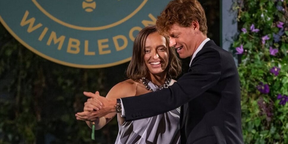 Sinner ballerino per una sera a Wimbledon: il fenomeno italiano danza con Iga Swiatek VIDEO Sinner ballerino per una sera a Wimbledon: il fenomeno italiano danza con Iga Swiatek VIDEO