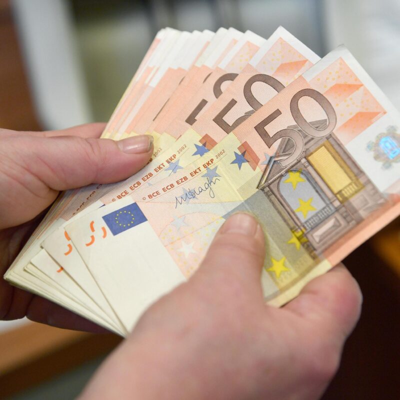 (ARCHIVIO) Alcune banconote da 50 euro tenute in mano, in una immagine del 16 aprile 2018. ANSA/LUCA ZENNARO