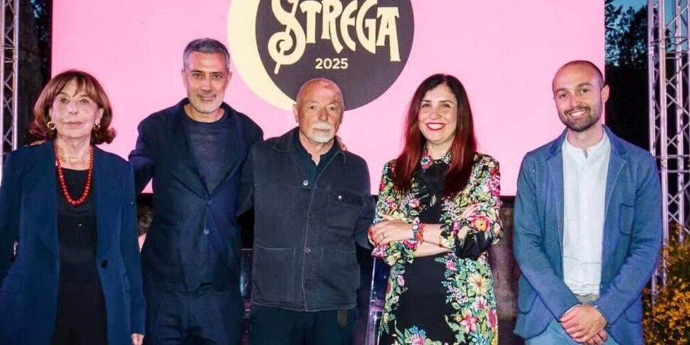 Giuli contro lo Strega, "Non ci sarò, non ho avuto nemmeno i libri". Stasera la finale, in cinquina la messinese Terranova