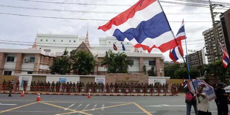 la thailandia chiude l intero confine con la cambogia evacuate 40mila persone sale a 12 il bilancio delle vittime
