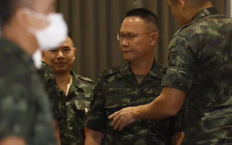 nuovi scontri escalation di violenza s infiamma il confine tra thailandia e cambogia migliaia di evacuati la cina invita al dialogo