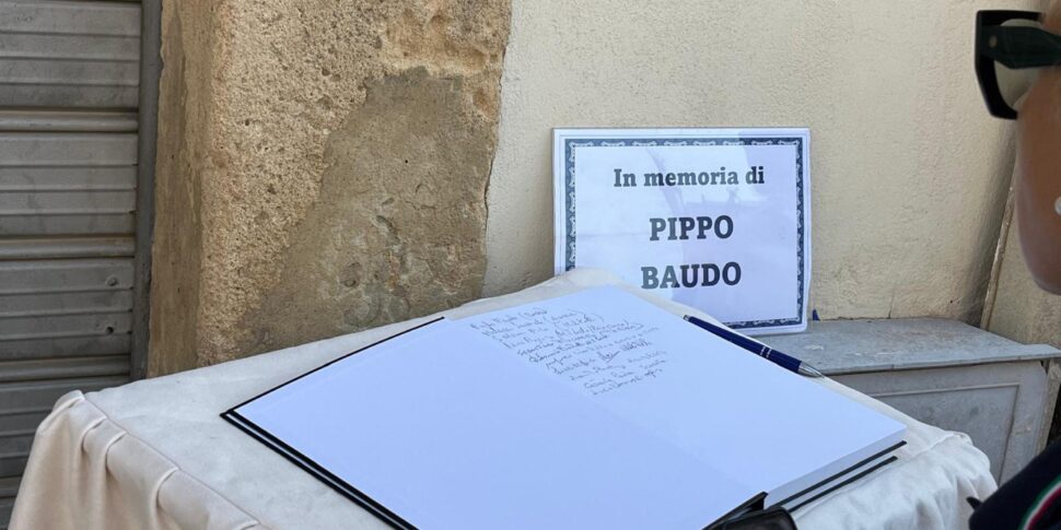 Aperta la camera ardente per Pippo Baudo a Militello in Val di Catania: alle 16 i funerali