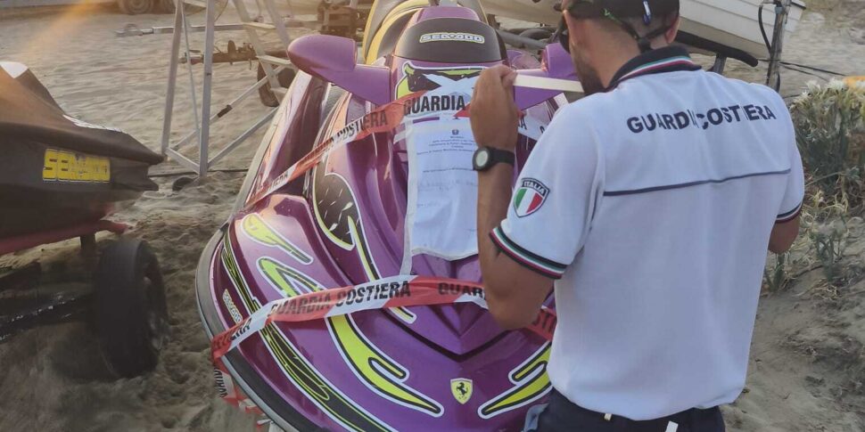controlli in mare a crotone sequestro di acquascooter e 6000 euro di sanzioni
