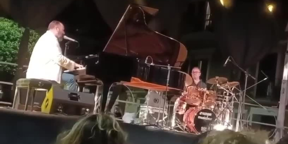 Crolla la struttura del palco durante il concerto di Raphael Gualazzi ad Agnone Cilento: attimi di paura tra ...