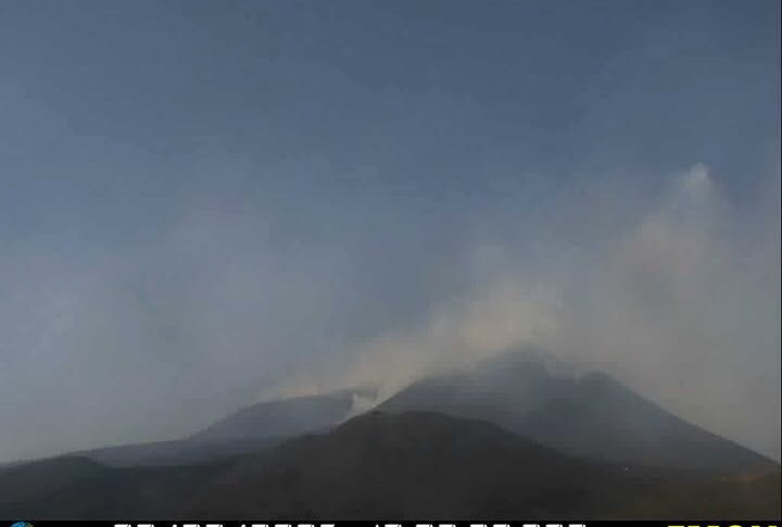 Etna, si apre una nuova bocca effusiva a una quota di circa 3.100 metri Etna, si apre una nuova bocca effusiva a una quota di circa 3.100 metri