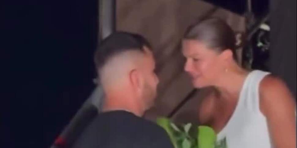 Alessandra Amoroso dice "sì" al compagno Valerio sul palco di Lecce