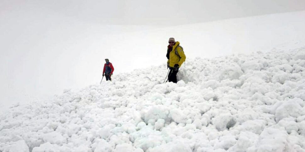 Notte a 4mila metri di quota sul Monte Rosa, salvi grazie a una buca nella neve Notte a 4mila metri di quota sul Monte Rosa, salvi grazie a una buca nella neve