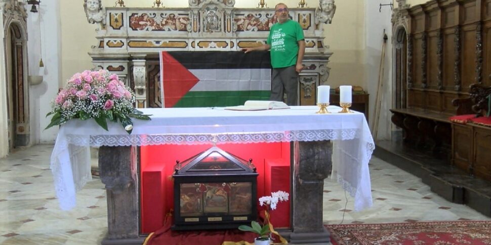 Sacerdote espone la bandiera palestinese in chiesa a Mercogliano: "Il popolo reclama la sua libertà" Sacerdote espone la bandiera palestinese in chiesa a Mercogliano: "Il popolo reclama la sua libertà"