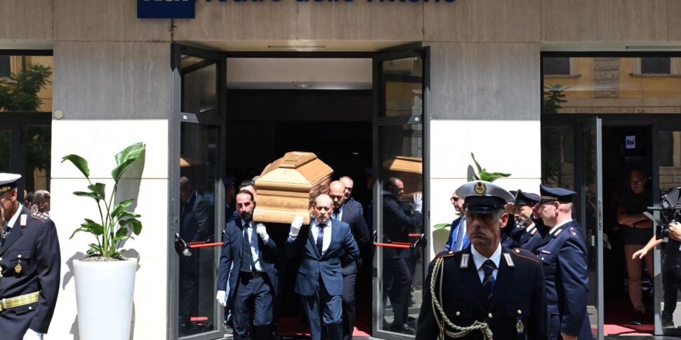 pippo baudo chiusa la camera ardente al teatro delle vittorie il feretro 232 partito per militello