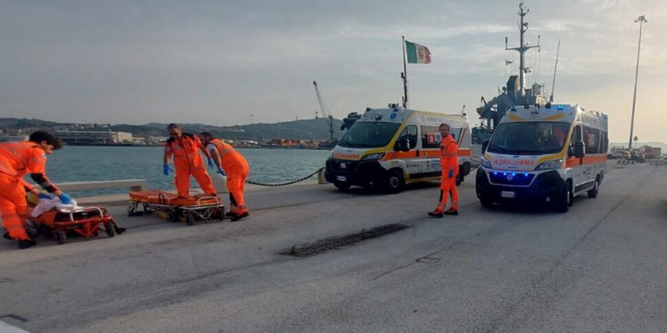 cade dalla barca e muore risucchiato dall elica del motore tragedia ad ancona