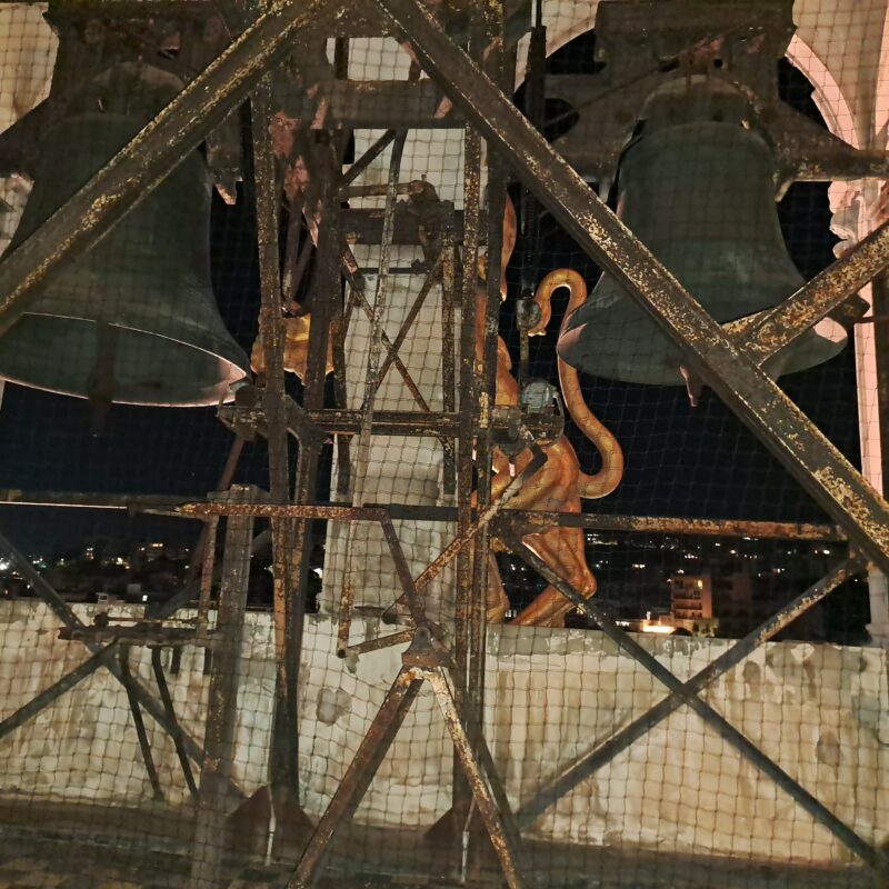 Messina, turisti e cittadini attratti dalla bellezza della Cattedrale in notturna