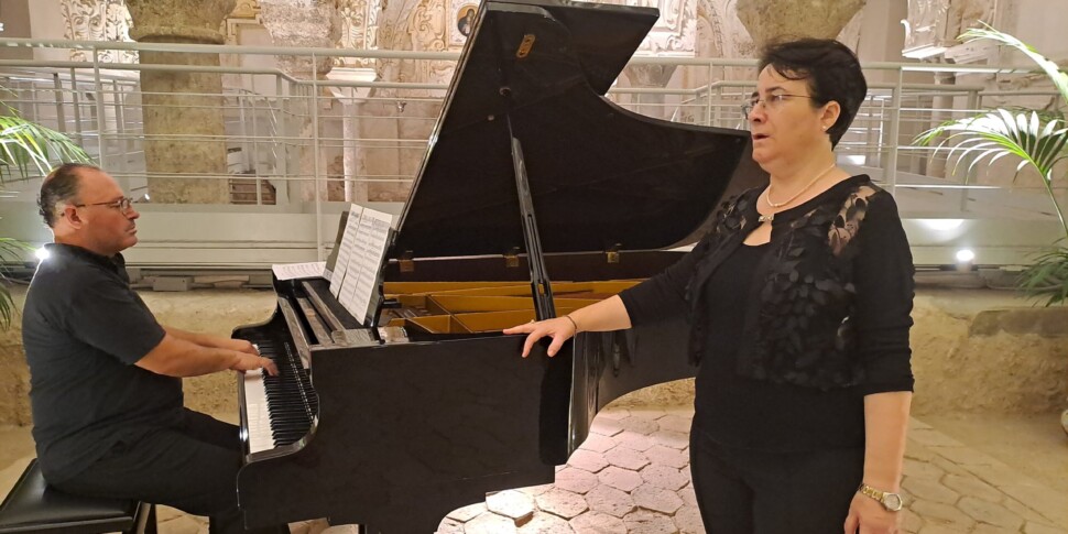 Messina, turisti e cittadini attratti dalla bellezza della Cattedrale in notturna