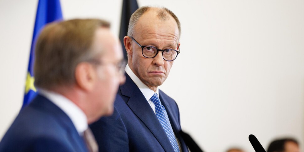 https://assets.gazzettadelsud.it/2025/08/German-Defense-Minister-Boris-Pistorius-L-speaks-next-to-German-Chancellor-Friedrich-Merz-during-a-press-conference-970x485-1756304281.jpg