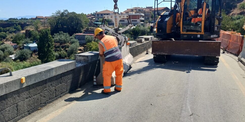 Il ponte S. Giuliano di Randazzo e la polemica degli “anti siciliani”. Calenda chiede il commissariamento della Regione Il ponte S. Giuliano di Randazzo e la polemica degli “anti siciliani”. Calenda chiede il commissariamento della Regione