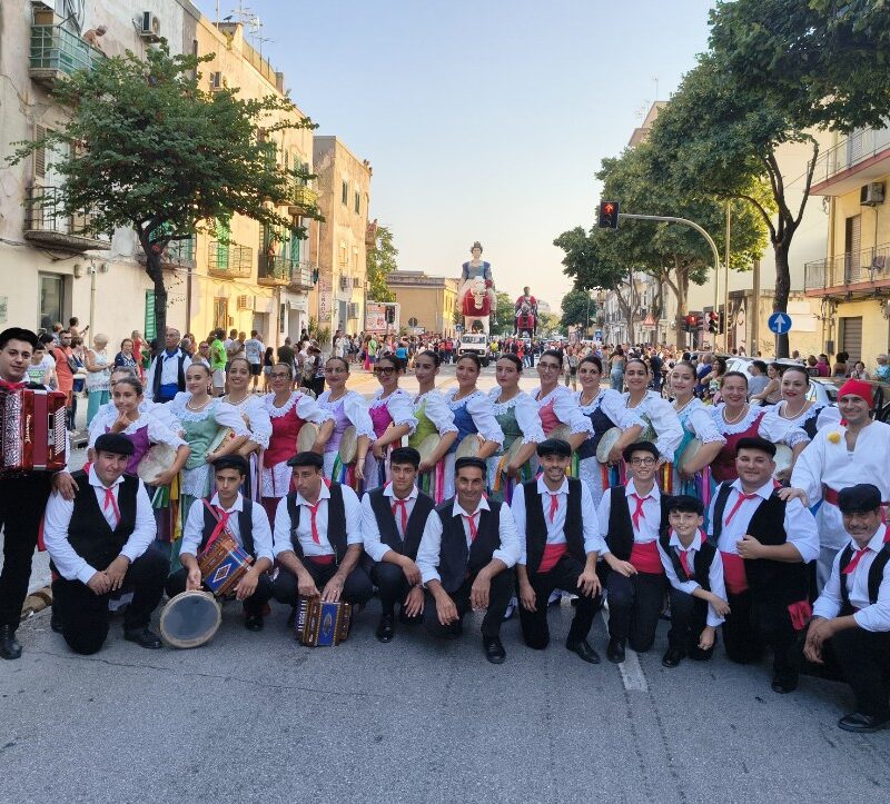Prima uscita dei Giganti Mata e Grifone verso Camaro, ripresa l’antica tradizione dei tamburini vestiti di bianco con fascia e berretto