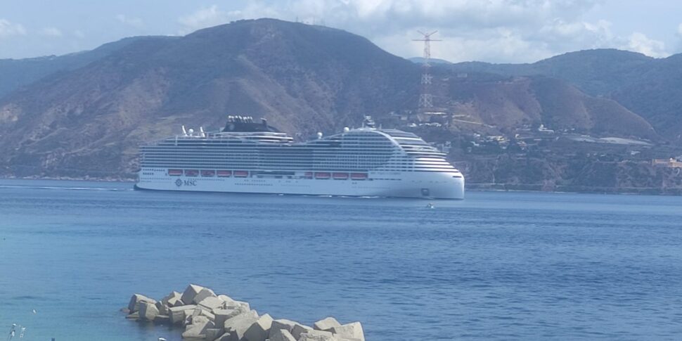 arrivata a messina la msc world europa era rimasta ferma al largo di ponza per un avaria
