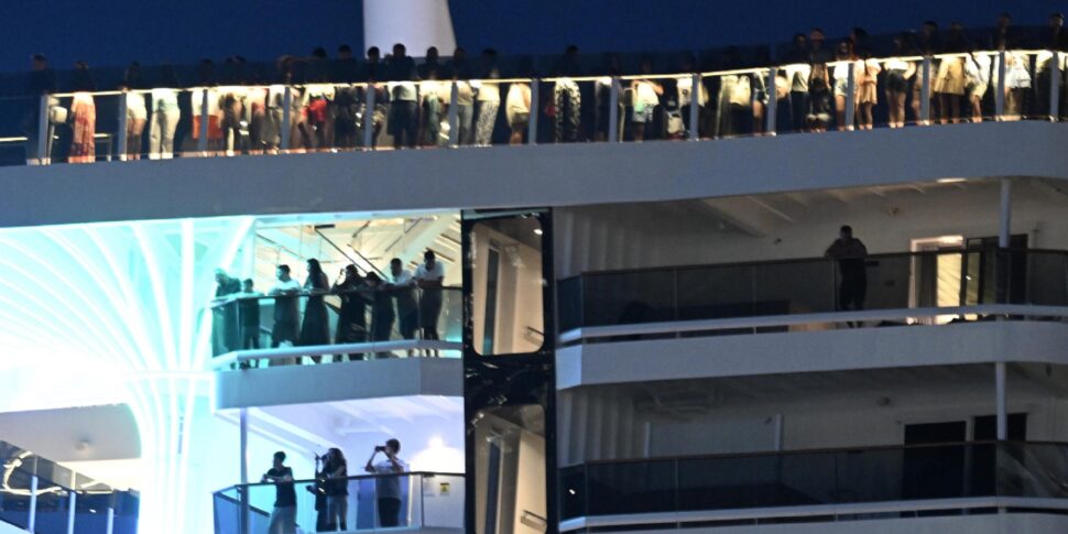 https://assets.gazzettadelsud.it/2025/08/La-Msc-World-Europa-entra-nel-porto-di-Napoli-25-agosto-2025-970x485.jpg