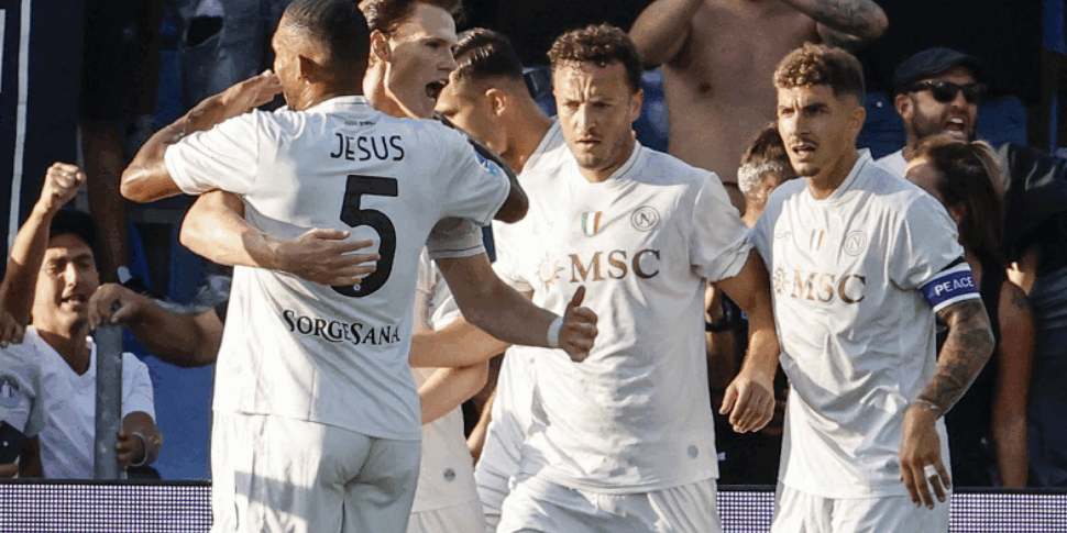 Bentornata Serie A, il Napoli campione già convince con McTominay e De Bruyne: ko il Sassuolo. Pari insipido tra Genoa e Lecce