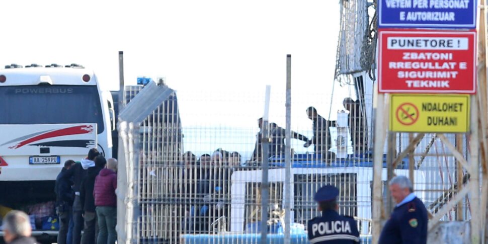 https://assets.gazzettadelsud.it/2025/08/Migranti-Albania-970x485.jpg