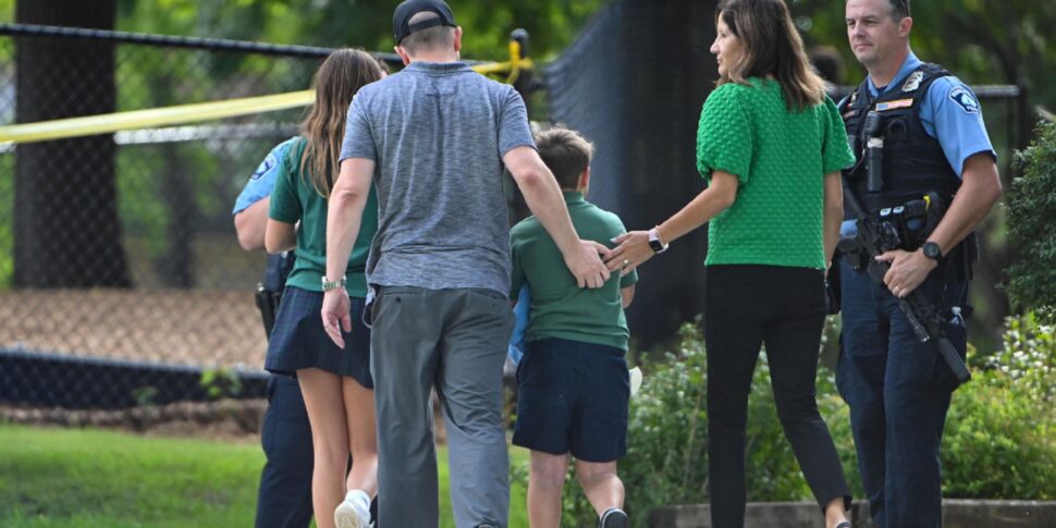 Minneapolis, sparatoria nella chiesa della scuola: due bambini morti e 17 feriti. L’assalitore si è tolto la vita Minneapolis, sparatoria nella chiesa della scuola: due bambini morti e 17 feriti. L’assalitore si è tolto la vita